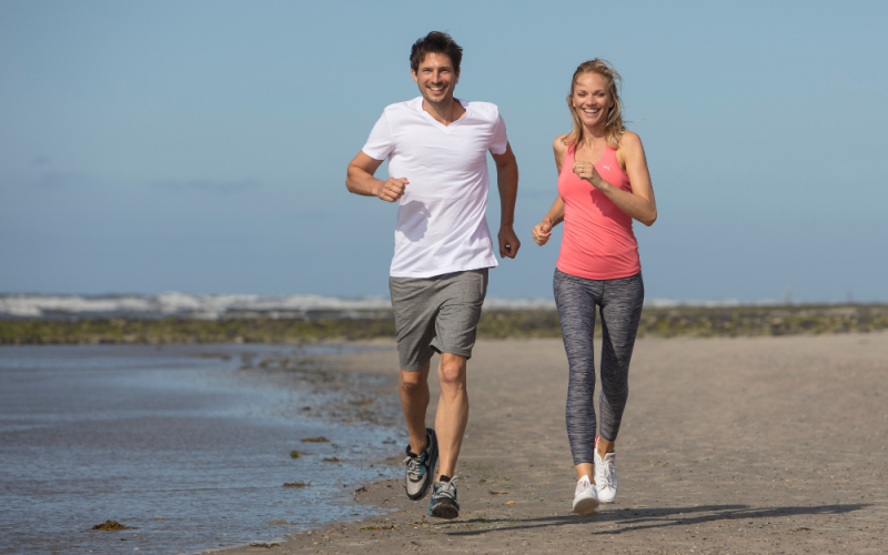 Paar joggt am Strand an der Nordsee