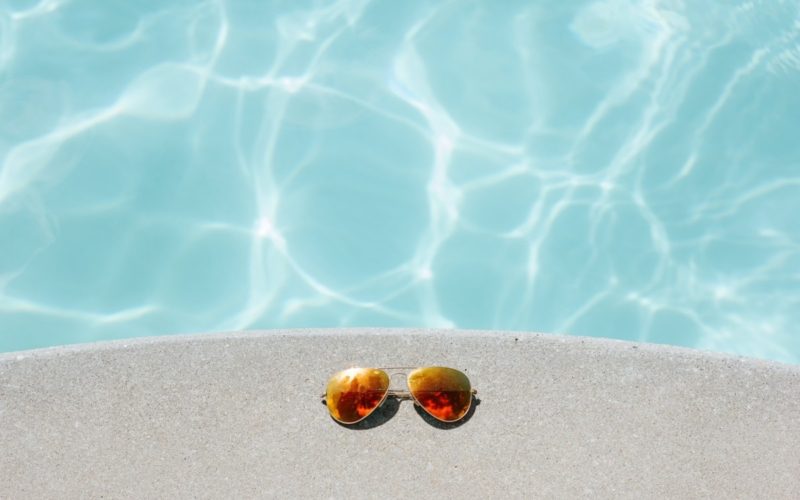Stylischer Sonnenschutz am Pool