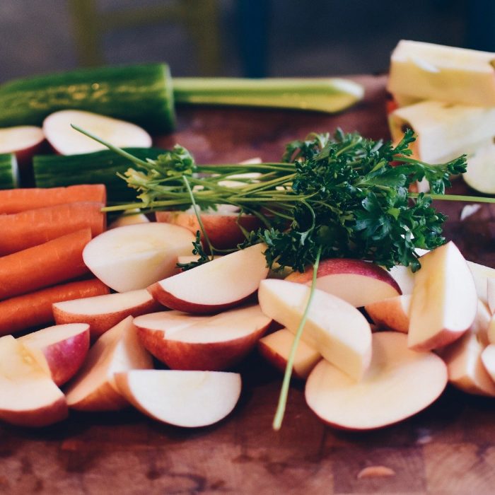 Obst und Gemüse liegen auf einer Küchenarbeitsplatte