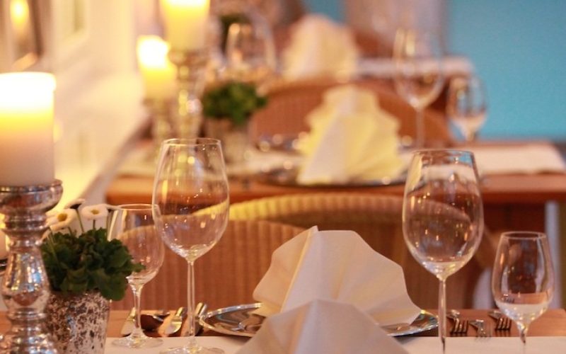 Wellness für Paare – gedeckter Tisch für das Candlelight-Dinner